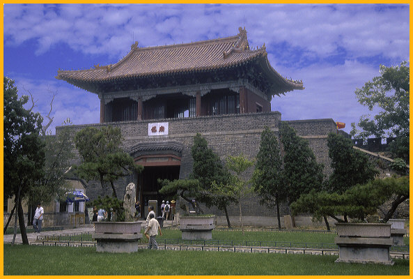 Entrance to Daimaio Temple