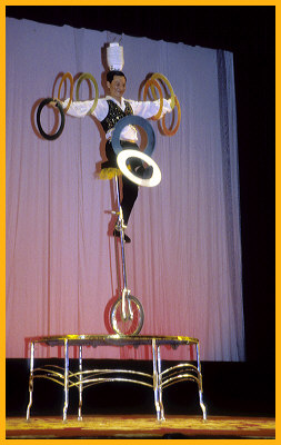 Juggling on an Unicycle